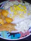 Arroz blanco con pollo guisado y ensalada de codito