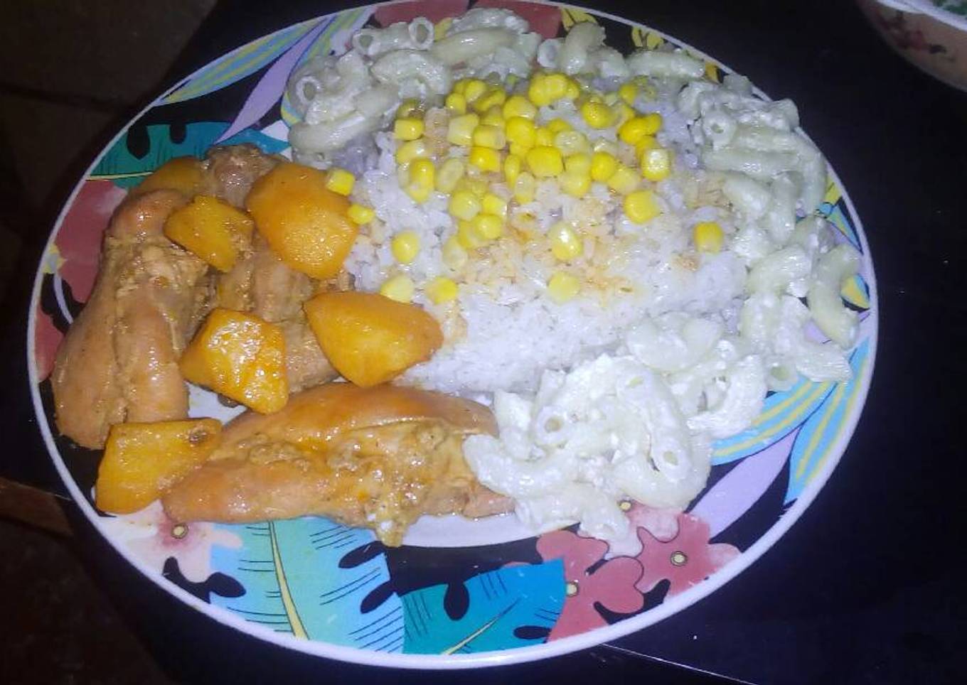 Arroz blanco con pollo guisado y ensalada de codito