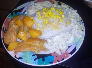 Una foto de Arroz blanco con pollo guisado y ensalada de codito
