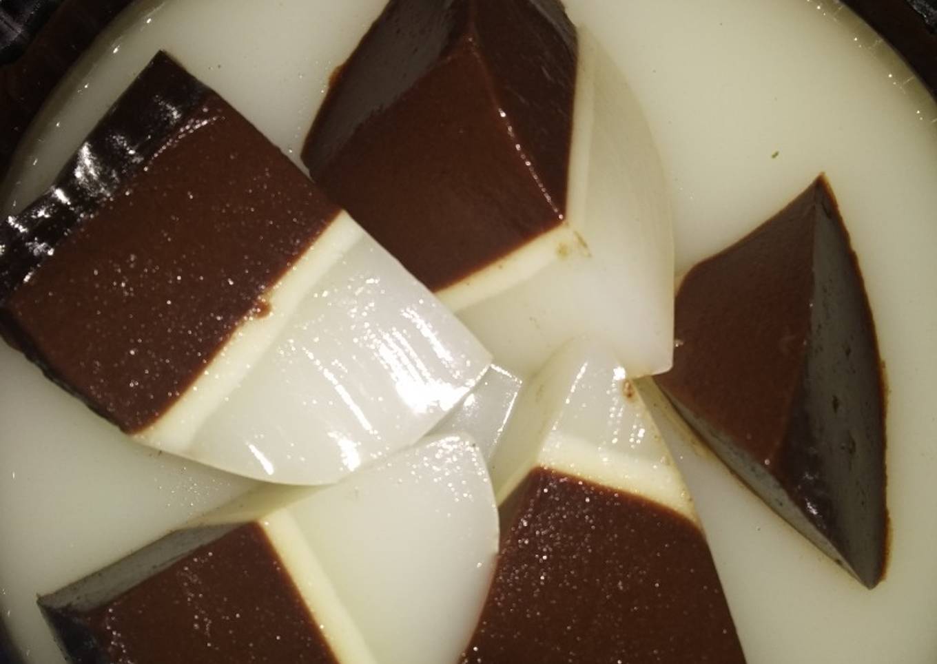 Agar-agar cokelat lapis santan susu