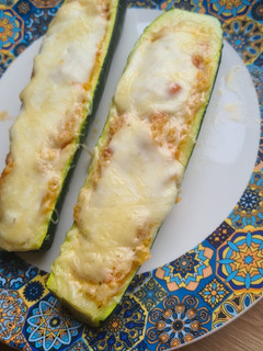 Une photo de Courgettes farcies aux tomates et à la mozzarella 🍅🥒