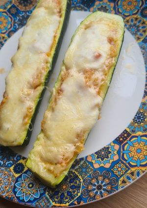 Une photo de Courgettes farcies aux tomates et à la mozzarella 🍅🥒