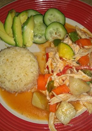 Una foto de Pollo con verduras