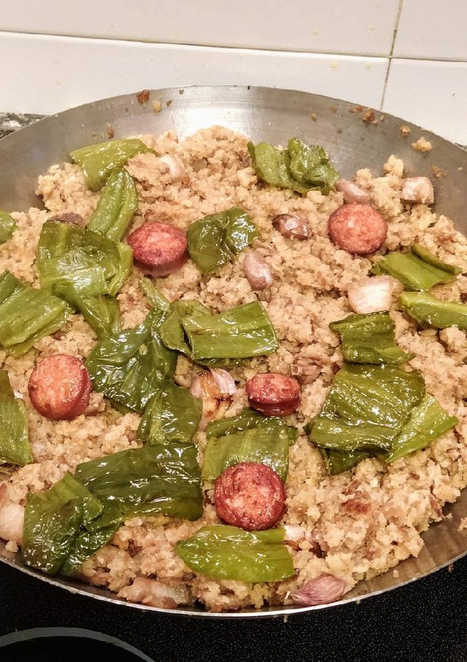 Una foto de Migas de pan con panceta, pimientos y chorizo