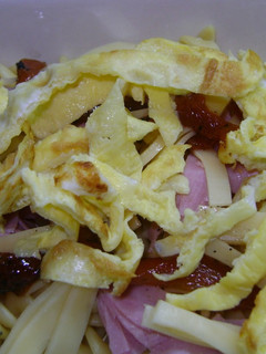 Una foto de Pasta fría con omelette (en ensalada)