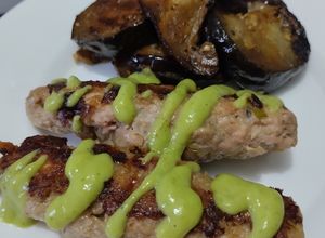 Una foto de Pinchos de pollo con berenjenas salteadas teriyaki🍗🥙🧆