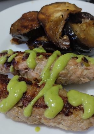 Una foto de Pinchos de pollo con berenjenas salteadas teriyaki🍗🥙🧆