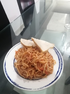Una foto de Espaguetis en salsa de tomate