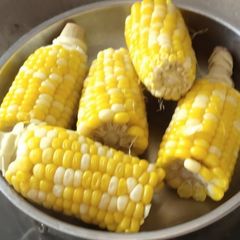 A picture of Corn cobs.