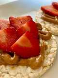 Snack Tortitas de arroz con crema de cacahuete y fresas