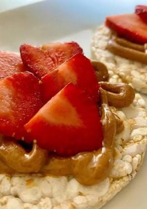 Una foto de Snack Tortitas de arroz con crema de cacahuete y fresas