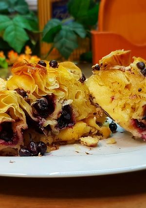 Фото Вкусный нежный ягодный пирог из готового теста фило.