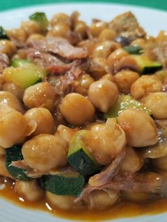 Una foto de Garbanzos con pato y verduras