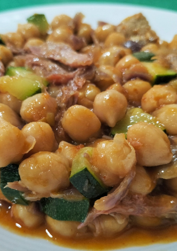 Una foto de Garbanzos con pato y verduras