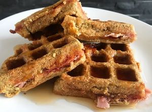 Una foto de Waffles salados rellenos de Jamón y Queso