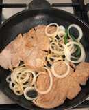 Bisteces encebollados
