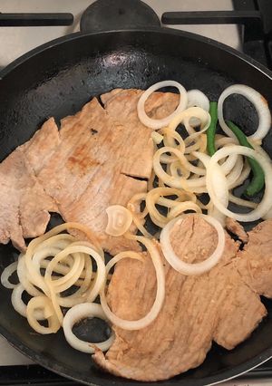 Una foto de Bisteces encebollados