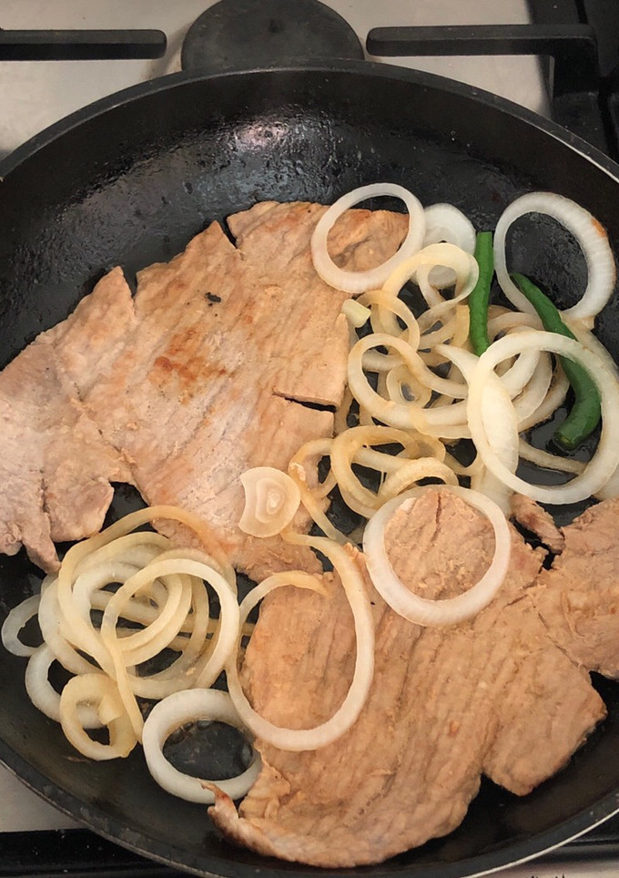 Una foto de Bisteces encebollados