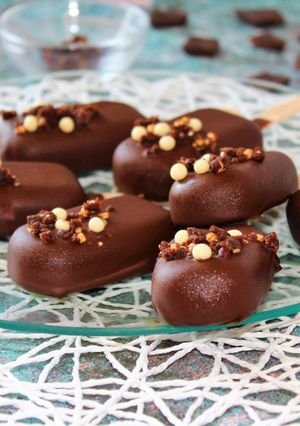 Una foto de Helados cremosos de chocolate y Henko Snacks