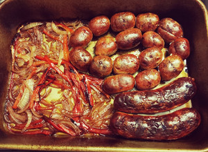 Una foto de Chorizos al horno en vino rosado