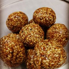 Til Gud Ke Laddu A picture of Til Gud Ke Laddu.