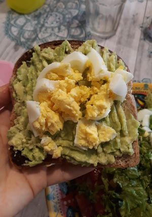 Una foto de Tostada con palta y huevo