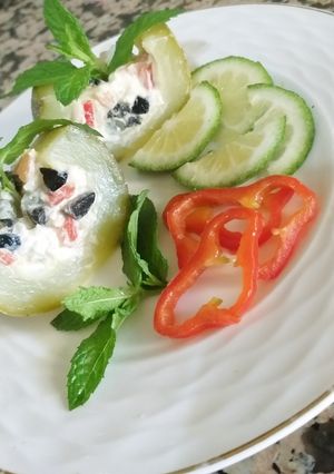 Une photo de Courgette farcie Macédoine de riz,thon,olives noir