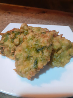 Una foto de Tortitas de espárragos y coliflor