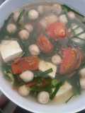 Canh cà chua, hẹ, nấm rơm nâú đậu hũ trắng (chay)