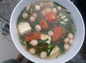 Hình của món Canh cà chua, hẹ, nấm rơm nâú đậu hũ trắng (chay).