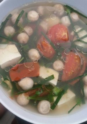 Hình của món Canh cà chua, hẹ, nấm rơm nâú đậu hũ trắng (chay).