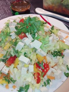 Una foto de Ensalada tricolor al tofu