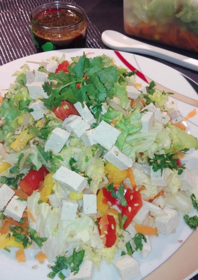 Una foto de Ensalada tricolor al tofu