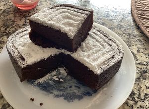 Una foto de Torta de Nesquik y café en horno de aire