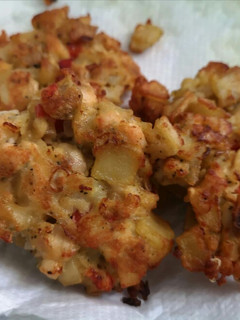 Una foto de Torrejitas de pollo a la brasa y papas fritas