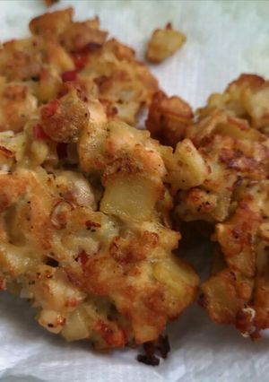 Una foto de Torrejitas de pollo a la brasa y papas fritas