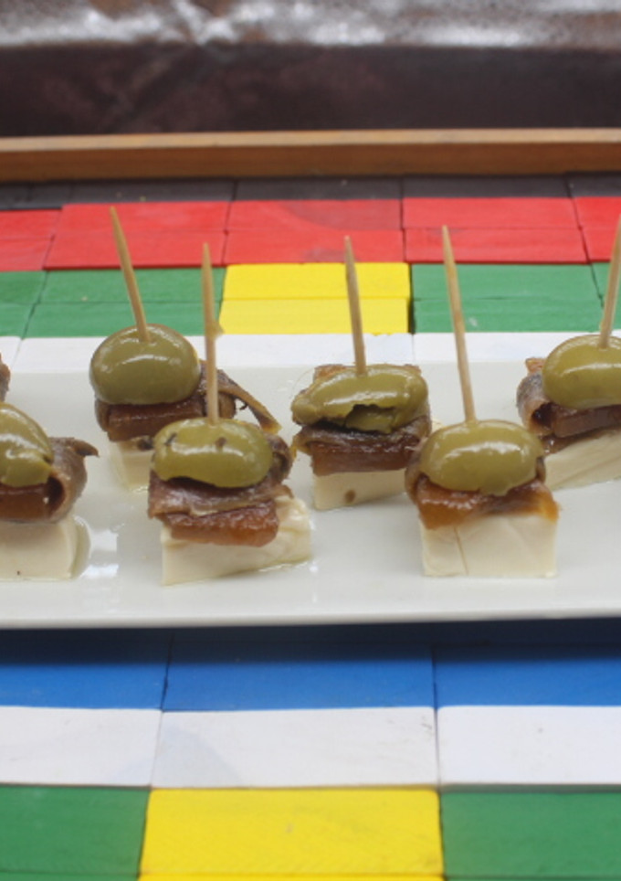 Una foto de Pinchos de quesitos con anchoas