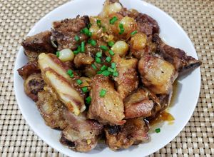 Hình của món Sườn non ram củ nén.