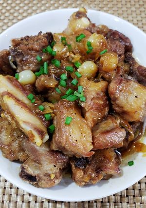 Hình của món Sườn non ram củ nén.