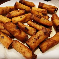 A picture of Filipino Lumpia Shanghai.