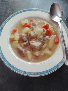 Una foto de Estofado de ternera con zanahorias, patatas y alcachofas