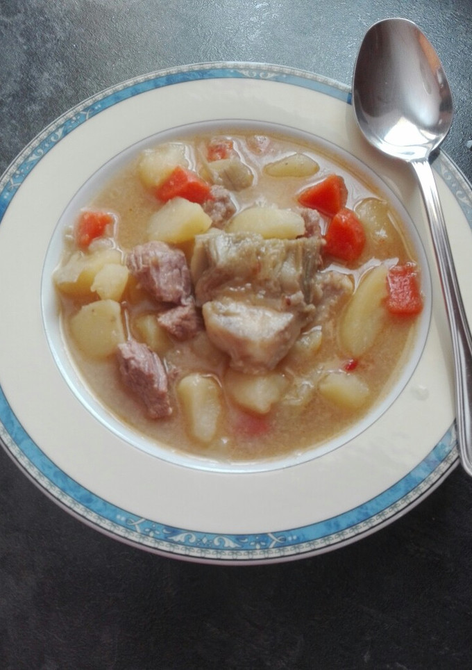 Una foto de Estofado de ternera con zanahorias, patatas y alcachofas