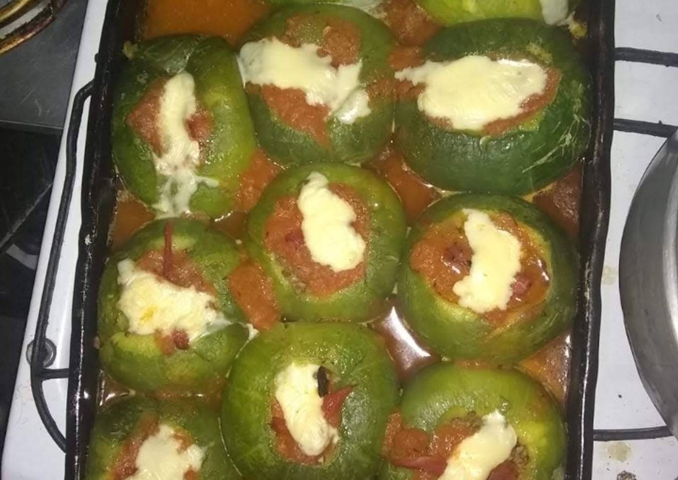 Zapallito verde relleno de carne picada en salsa