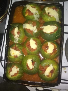 Una foto de Zapallito verde relleno de carne picada en salsa