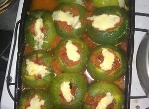 Una foto de Zapallito verde relleno de carne picada en salsa