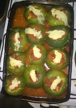 Una foto de Zapallito verde relleno de carne picada en salsa