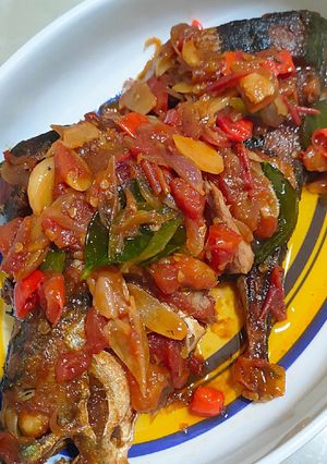 Foto resep Ikan Goreng Pedas Tomat Bawang