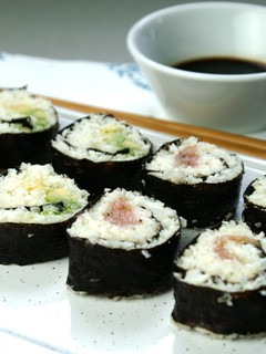 Una foto de Makis con arroz de coliflor