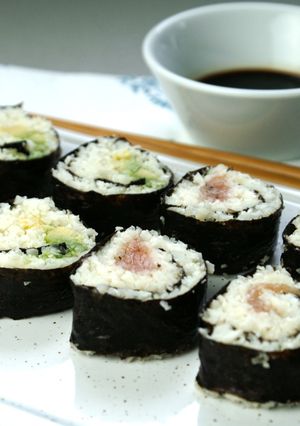 Una foto de Makis con arroz de coliflor