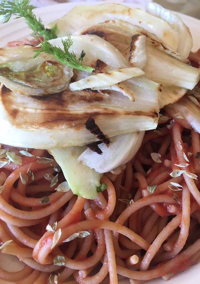 Una foto de Espagueti con salsa de tomate e hinojo